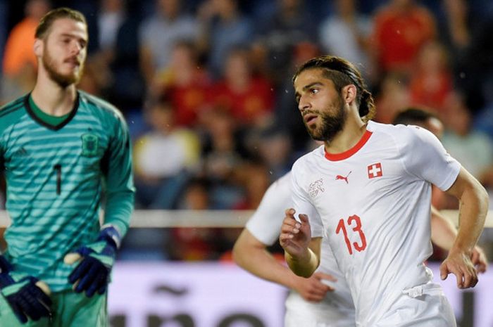 Bek Swiss, Ricardo Rodriguez (kanan), merayakan golnya dekat kiper Spanyol, David De Gea, dalam laga persahabatan di Stadion de la Ceramica, Villarreal, Spanyol pada 3 Juni 2018.