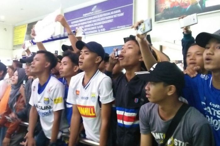 Bobotoh saat menjemput Persib Bandung di Bandara Adi Soemarmo, Solo, Kamis (2/11/2017).