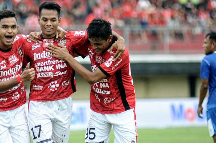 Pemain Bali United, Nyoman Sukarja (tengah) merayakan gol dengan dua rekannya.