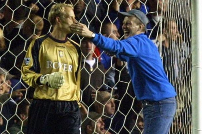 Suporter Birmingham City, Michael Harper (kanan), masuk ke dalam lapangan pertandingan untuk mengejek kiper Aston Villa, Peter Enckelman, yang melakukan blunder di laga Liga Inggris yang berlangsung di Stadion St Andrew's, Birmingham, Inggris, pada 16 September 2002.