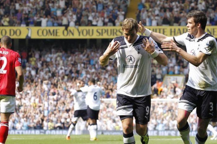 Striker Tottenham, Roman Pavlyuchenko, merayakan gol bersama Gareth Bale ke gawang West Bromwich Albion pada lanjutan laga Liga Inggris di White Hart Lane, London, 23 April 2011.