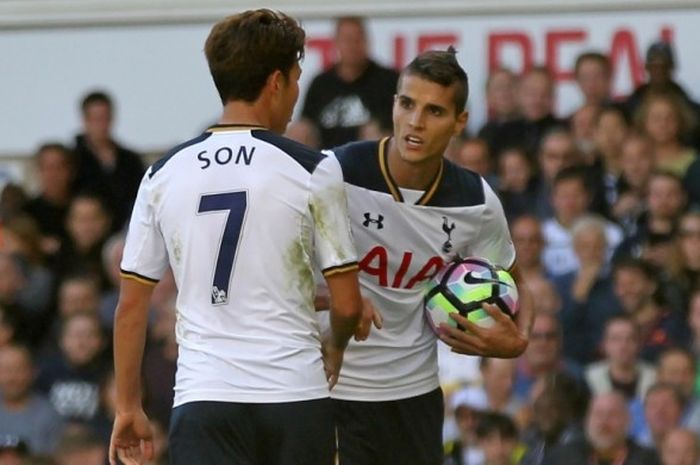 Erik Lamela (kanan) dan Son Heung-min berebut menendang penalti untuk Tottenham Hotspur dalam pertandingan Premier League melawan Manchester City di White Hart Lane, London, Inggris, 2 Oktober 2016.