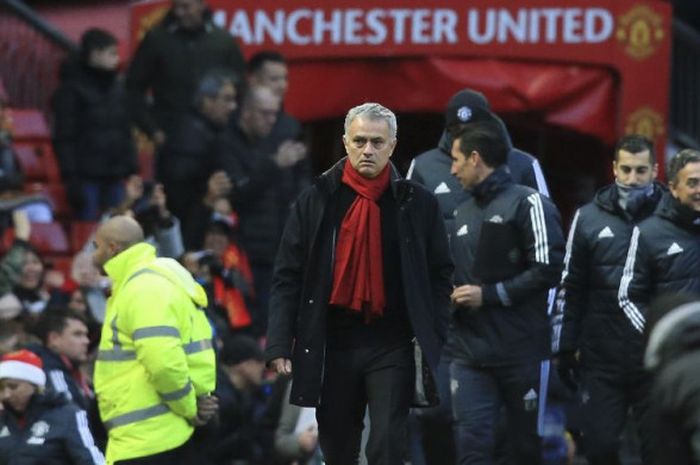 Pelatih Manchester United, Jose Mourinho, berjalan keluar terowongan pemain di Stadion Old Trafford pada laga Liga Inggris kontra Burnley, Selasa (26/12/2017).