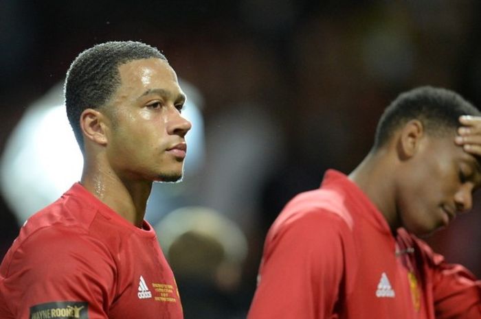 Gelandang Man United, Memphis Depay (kiri), bersama Anthony Martial ketika meninggalkan lapangan Stadion Old Trafford pada 3 Agustus 2016.