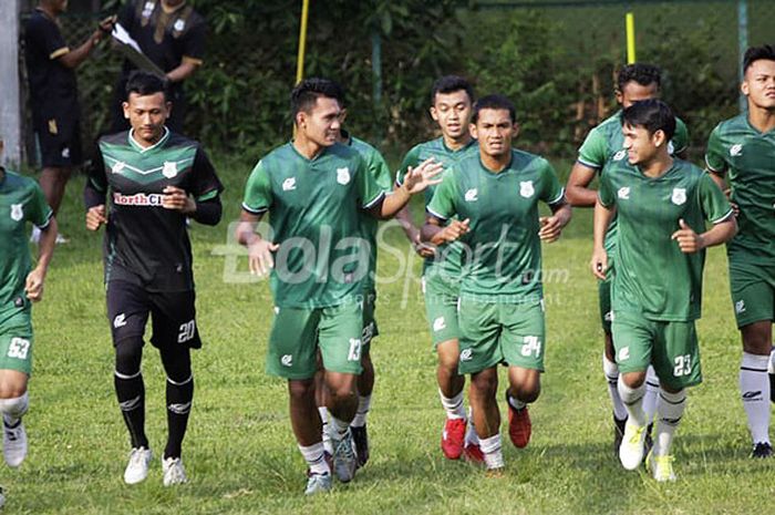 Pemain PSMS Medan mengikuti latihan perdana pasca libur Lebaran di Stadion Kebun Bunga, pada Kamis (21/6/2018) sore.