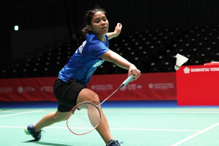 Pebulu tangkis tunggal putri Indonesia, Gregoria Mariska, mengembalikan kok ke arah Evgeniya Kosetskaya (Rusia_. Gregoria menang, 21-18, 21-17, pada babak pertama Japan Open 2018 yang berlangsung di di Musashino Forest Sport Plaza, Tokyo, Jepang, Selasa (11/9/2018).