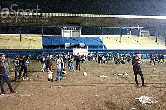 Bobotoh mulai meninggalkan Stadion Persib, Jalan Ahmad Yani, Kota Bandung, Minggu (15/10/2017), seusai menggelar nonton bareng Persib kontra PSM Makassar.