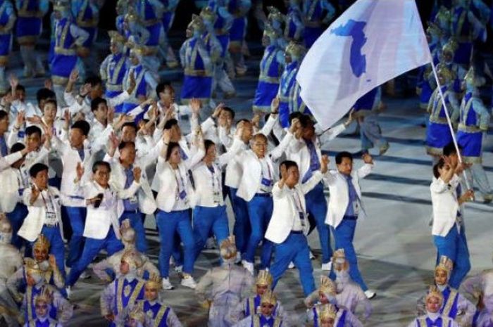 Korea Selatan dan Korea Utara bersatu dalam satu bendera unifikasi pada defile pembukaan Asian Games 2018, Sabtu (18/8/2018). 