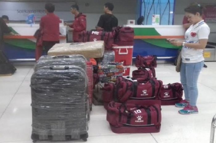 Barang bawaan skuat PSM Makassar di Bandara Soekarno-Hatta, Jumat (20/10/2017)