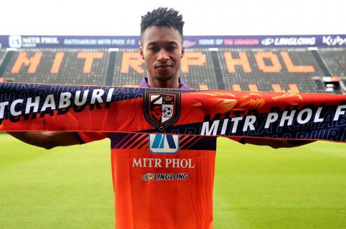 Penyerang asal Portugal, Yannick Djalo saat diperkenalkan sebagai pemain baru Ratchaburi Mitr Phol FC di Stadion Mitr Phol pada 8 Juni 2018. 