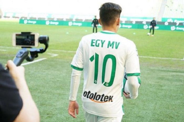    Egy Maulana Vikri saat diperkenalkan ke hadapan publik Lechia Gdansk di Stadion Energa Gdansk, Polandia, Minggu (11/3/2018)   