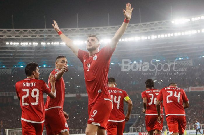 Selebrasi penyerang Persija Jakarta, Marko Simic, seusai mencetak gol dalam pertandingan kelima Grup H Piala AFC 2018 melawan Johor Darul Takzim di Stadion Utama Gelora Bung Karno, Selasa (10/4/2018). 