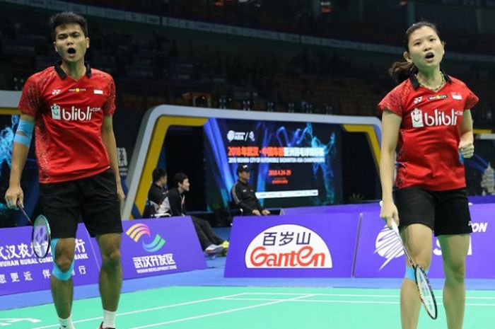 Pasangan ganda campuran Indonesia, Ricky Karanda Suwardi/Debby Susanto, bereaksi setelah mengalahkan Goh Soon Huat/Shevon Jemie Lai (Malaysia), 21-16, 26-24 pada laga babak kedua Kejuaraan Asia 2018 yang berlangsung di Wuhan Sports Center, Wuhan, China, Kamis (26/4/2018).