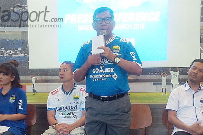 Komisaris PT PBB, Kuswara S Taryono (tengah) saat konferensi pers bersama salah satu sponsor Persib 