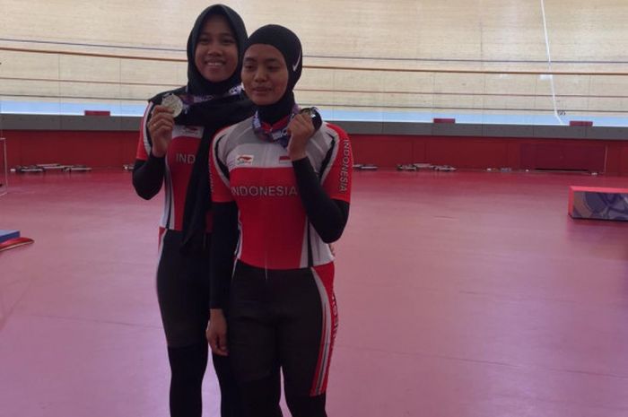 Tim paracycling putri Indonesia, Ni’mal Maghfiroh (kiri) dan Sri Sugiyanti meraih medali perak Asian Track Championships 2018 untuk kategori Para Cycling mixed B Women 1 Km Time Trial pada balapan di Jakarta International Velodrome, Rawamangun, Jakarta, Sabtu (12/1/2019).