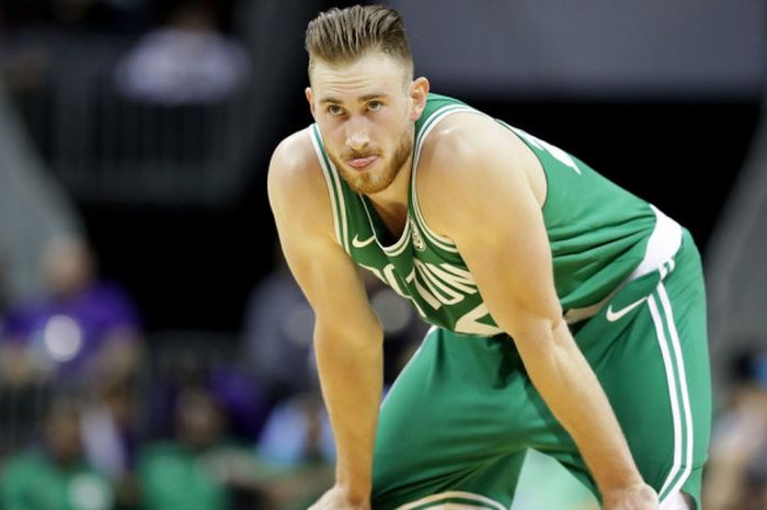 Pebasket Boston Celtics, Gordon Hayward, saat menjalani pertandingan melawan Charlotte Hornets pada pramusim NBA 2017-2018 di Spectrum Center, Charlotte, North Carolina, Amerika Serikat, Kamis (12/10/2017) waktu Indonesia.