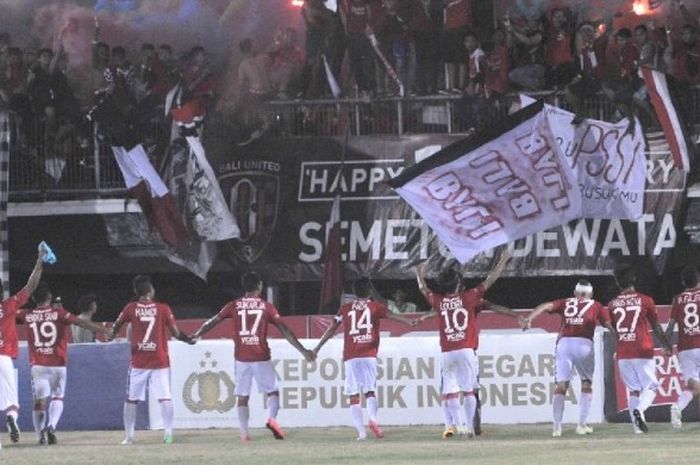 Selebrasi para pemain Bali United di hadapan para suporter klub, Semeton Dewata.