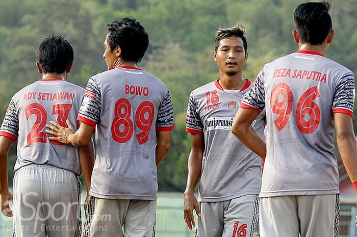  Kapten tim Martapura FC, Qischil Gandrum Minny (kedua dari kanan), mengatur posisi rekan-rekannya saat tampil melawan PSBI Blitar dalam laga lanjutan Liga 2 di Stadion Ario Srengat Kabupaten Blitar, Jawa Timur, Minggu (13/08/2017) sore. 