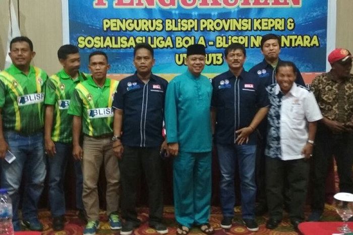 Eks Pelatih Timnas U-19 Indonesia Indra Sjafri bersama jajaran kepengurusan BLiSPI saat pengukuhan Ketua BLiSPI Kepri