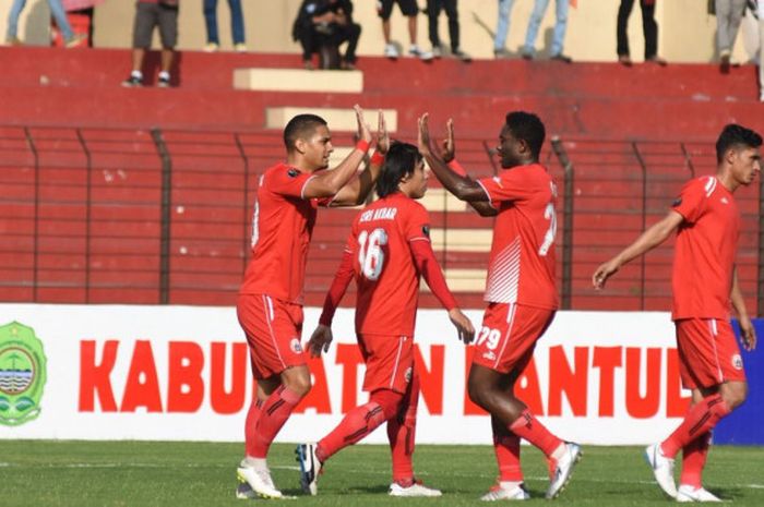  Renan Silva merayakan gol yang dicetaknya ke gawang Persikabo Bogor bersama Osas Saha di Stadion Sultan Agung, Bantul, Kamis (9/8/2018). 