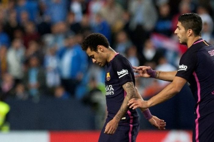 Neymar (kiri) menerima kartu merah saat Barcelona melawan Malaga pada La Liga - kasta teratas Liga Spanyol di Stadion La Rosaleda, sabtu (8/4/2017).