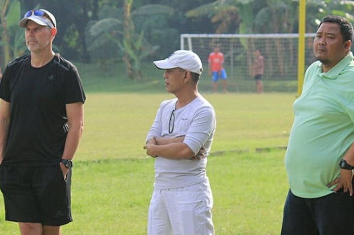 pelatih kiper PSIS Semarang dari Australia, Andy Petterson (kiri).