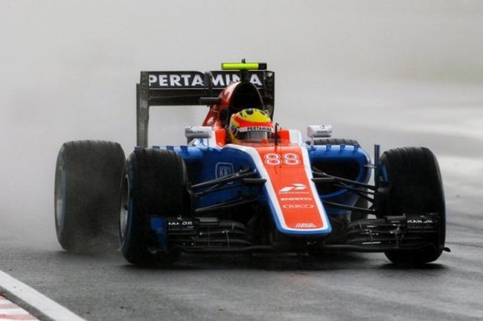 Pebalap Manor Racing asal Indonesia, Rio Haryanto, memacu mobilnya pada sesi kualifikasi GP Hungaria di Hungaroring, Sabtu (23/7/2016).