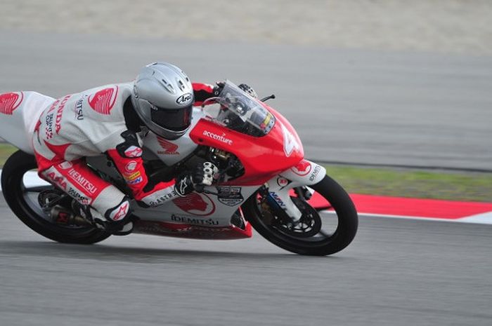 Pebalap Astra Honda Racing Team, Gerry Salim, memacu motor pada seri penutup Asia Talent Cup di Sirkuit Sepang, Sabtu (28/10/2017).