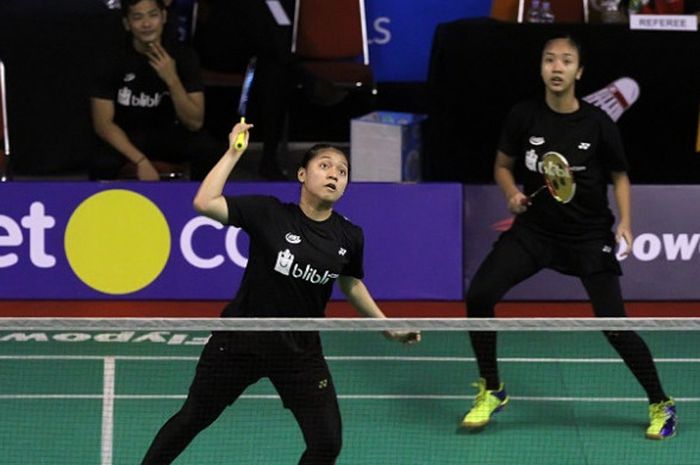 Pasangan ganda putri U-17 Djarum, Indah Cahya Sari Jamil/Metya Inayah  Cindiani pada babak semifinal Superliga Junior 2017 di GOR Djarum, Magelang, Kamis (7/12/2017).