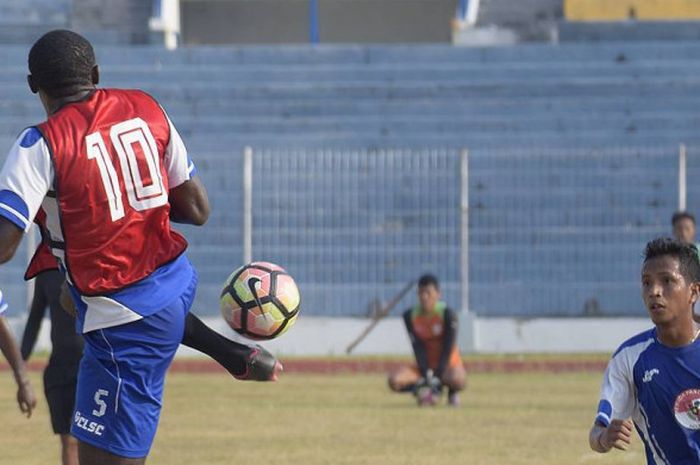 Dzumafo Efendi saat berlatih bersama PSPS Riau