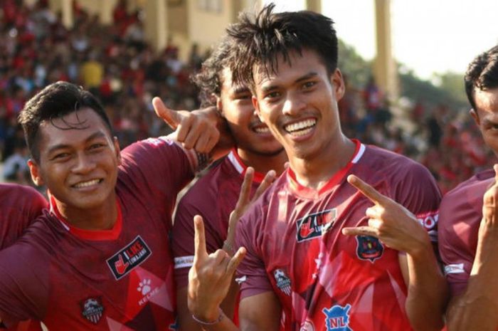 Wajah ceria para pemain Persigo Semeru FC seusai memenangi laga atas tamunya PSBS Biak pada pekan kedua Liga 2 2018 di Stadion Semeru, Lumajang, Senin (30/4/2108) sore. 