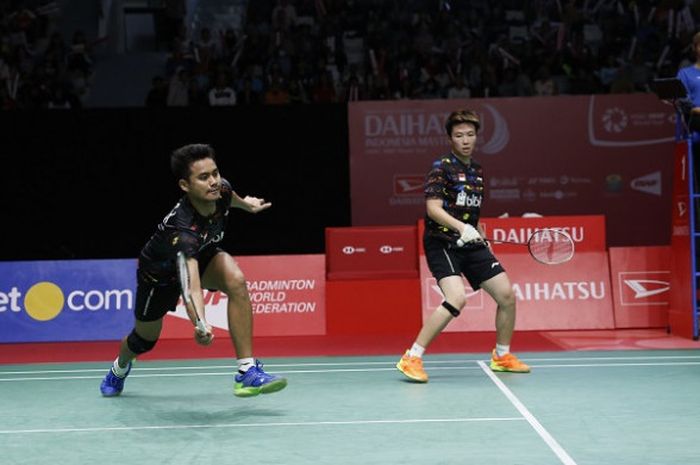 Pasangan ganda campuran nasional, Tontowi Ahmad/Liliyana Natsir, mengembalikan kok ke arah Zhang Nan/Li Xuanxuan (China) pada babak perempat final Indonesia Masters 2018 yang berlangsung di Istora Senayan, Jakarta,  Jumat (26/1/2018).