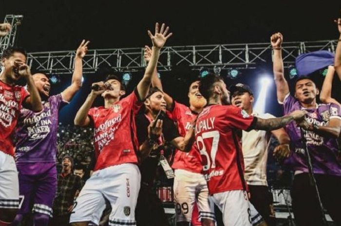 Skuat Bali United saat perayaan laga terakhir Bali United di Liga 1 lawan Persegres Gresik United , Stadion Kapten I Wayan Dipta, Minggu (12/11/2017)