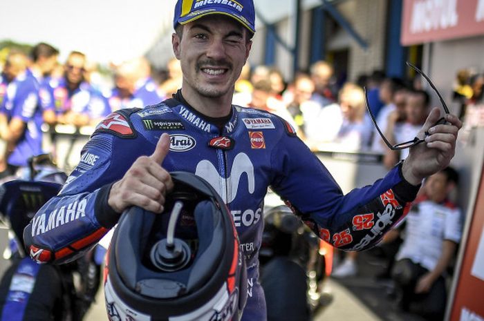 Pebalap Movistar Yamaha, Maverick Vinales, berpose setelah menyabet podium pada balapan MotoGP Belanda di Sikruit Assen, Belanda, Minggu (1/7/2018).