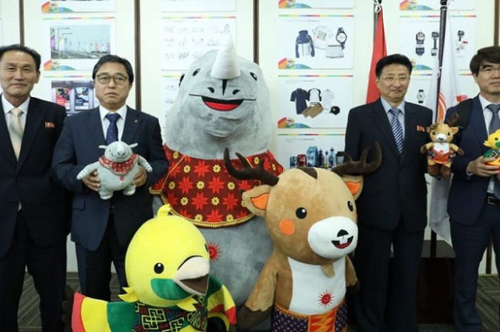 Delegasi Korea Utara dan Korea Selatan berpose setelah pertemuan dengan Wakil Ketua Inasgoc Sjafrie Sjamsoedin di Gedung Inasgoc, Jakarta, Kamis (28/6/2018).