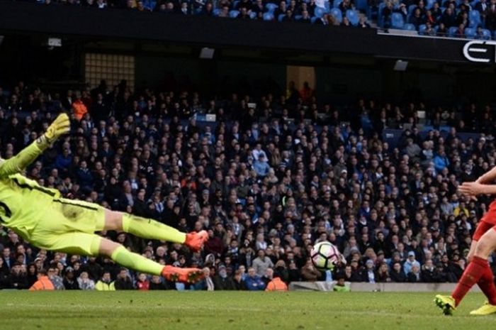 Gelandang Liverpool, Adam Lallana, gagal memanfaatkan peluang mencetak gol dalam pertandingan Premier League melawan Manchester City, pada 19 Maret 2017.