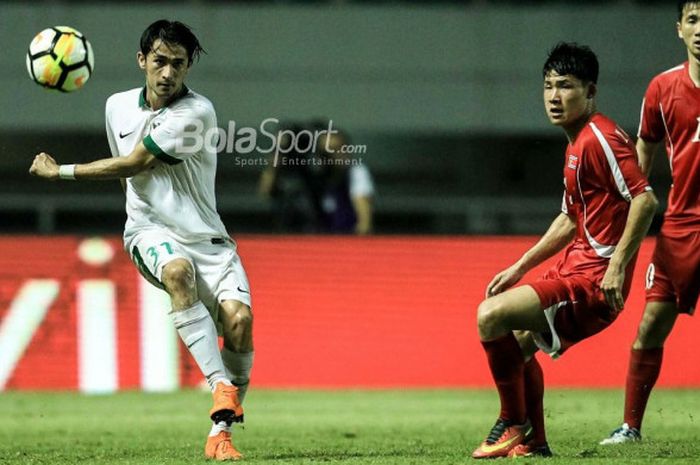 Bek timnas U-23 Indonesia, Gavin Kwan Adsit, menendang bola pada laga PSSI Anniversary Cup 2018 kontra timnas u-23 Korea Utara di Stadion Pakansari, Bogor, pada 30 April 2018.