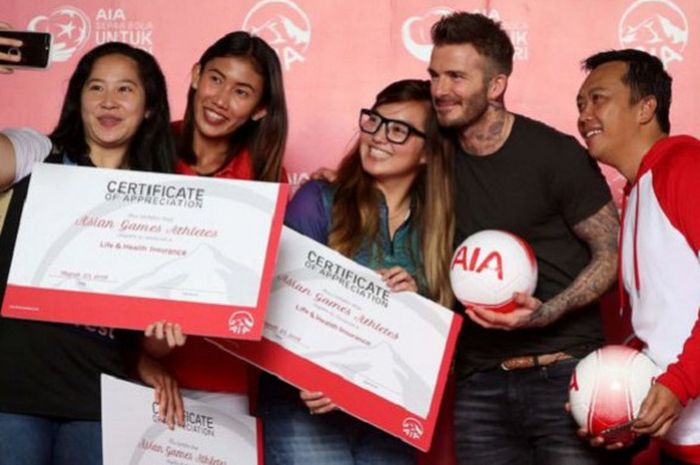 AIA Global Brand Ambassador David Beckham berfoto bersama atlet Indonesia dan Menteri Pemuda dan Olah Raga, Imam Nahrawi saat acara Sepak Bola untuk Negeri di Stadion Soemantri Brodjonegoro, Jakarta, Minggu (25/3/2018). AIA menyerahkan sumbangan 10.000 bola untuk anak-anak akademi sepak bola di seluruh Indonesia.