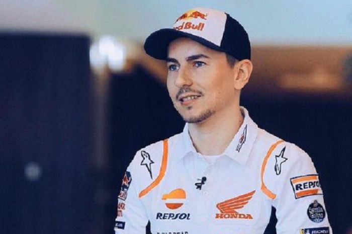 Pebalap MotoGP asal Spanyol, Jorge Lorenzo, saat menjalani wawancara perdana saat resmi mengenakan seragam Repsol Honda.