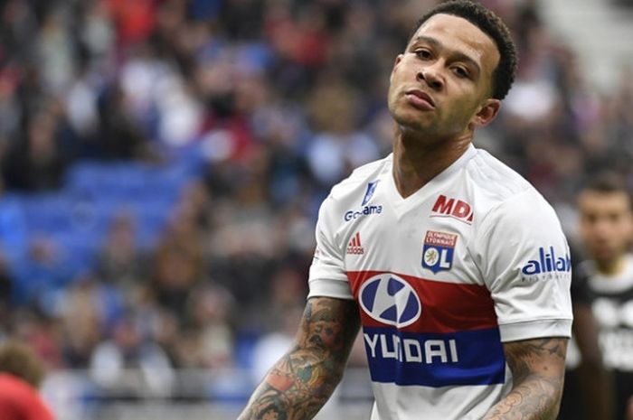 Memphis Depay saat membantu Olympique Lyon mengalahkan Amiens 3-0 dalam partai Liga Prancis di Groupama Stadium, Satbu (14/4/2018).