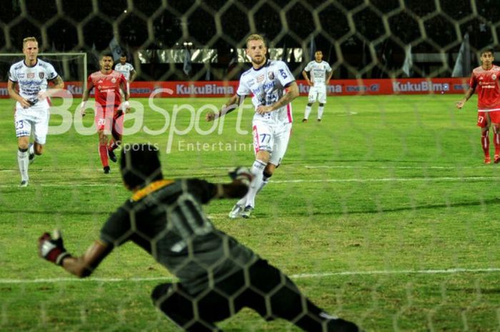 Kevin Brands mencetak gol kedua Bali United ke gawang Persija Jakarta pada laga terakhir fase Grup C Piala Presiden, di Stadion Kapten I Wayan Dipta, Senin (29/1/2018).