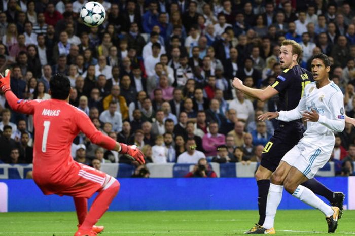 Bek Real Madrid, Raphael Varane (kanan), saat mencetak gol bunuh diri dalam pertandingan Grup H Liga CHampions 2017-2018 menghadapi Tottenham Hotspurdi Stadion Santiago Bernabeu, Madrid, Spanyol, pada Selasa (17/10/2017).