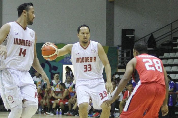 Pebasket putra nasional, Arki Dikania Wisnu (tengah), sedang mendribel bola saat menghadapi Timor Leste pada laga test event Asian Games 2018 di Hall Basket, Senayan, Jakarta, Kamis (8/2/2018).