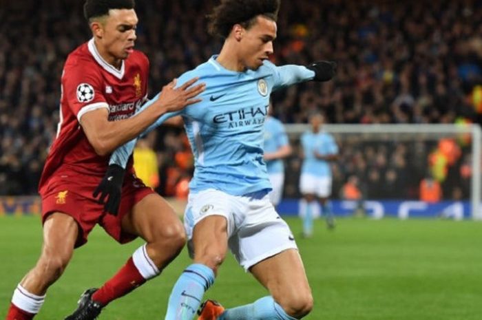    Trent Alexander-Arnold mengawal ketat Leroy Sane saat Liverpool menjamu Manchester City di Stadion Anfield pada laga perempat final Liga Champions, Rabu (4/4/2018) atau Kamis dini hari WIB.    