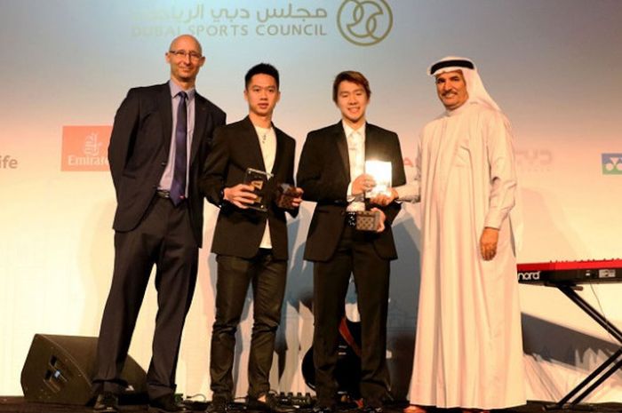 Pasangan ganda putra Indonesia, Marcus Fernaldi Gideon/Kevin Sanjaya Sukamuljo, berpose dengan trofi yang didapat sebagai pemain terbaik putra 2017 dalam cara gala dinner di Dubai, Senin (11/12/2017). 