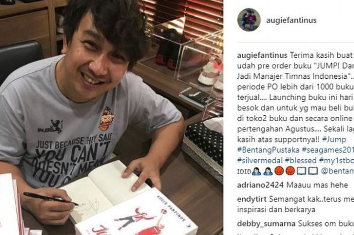 Augie Fantinus meluncurkan buku tentang suka-duka menjadi manajer timnas bola basket Indonesia berjudul 'JUMP!', Kamis (10/8/2017). 