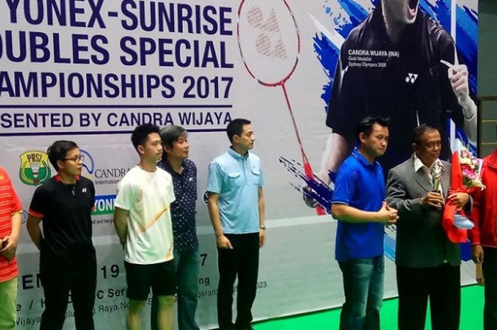 Eks pebulu tangkis Candra Wijaya bersama Menteri Pemuda dan Olahraga Imam Nahrawi memberikan penghargaan kepada para tokoh bulu tangkis nasional berprestasi, di Candra Wijaya International Badminton Center, Tangerang Selatan, Selasa (19/12/2017).