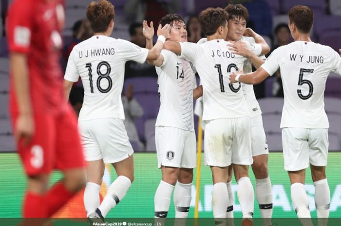 Bek timnas Korea Selatan, Kim Min-Jae (kedua dari kanan), merayakan gol yang dicetak ke gawang timnas Kirgistan dalam laga Grup C Piala Asia 2019 di Stadion Hazza Bin Zayed pada 11 Januari 2019.