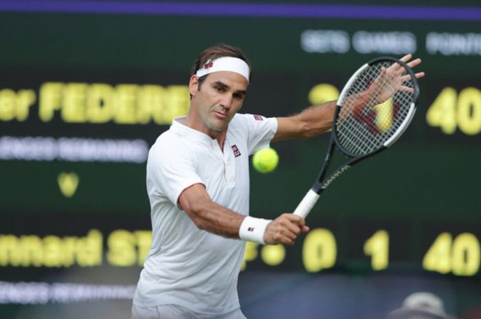 Roger Federer (Swiss) saat tampil pada babak 32 besar Wimbledon 2018 yang berlangsung Jumat (6/7/2018).