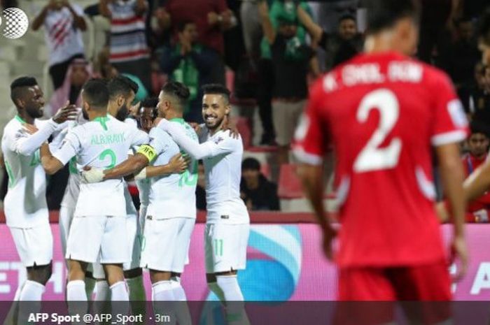 Para pemain timnas Arab Saudi (kiri) merayakan gol ke gawang timnas Korea Utara dalam partai Piala Asia 2019 Grup E di Maktoum bin Rashid Al Maktoum Stadium, Dubai